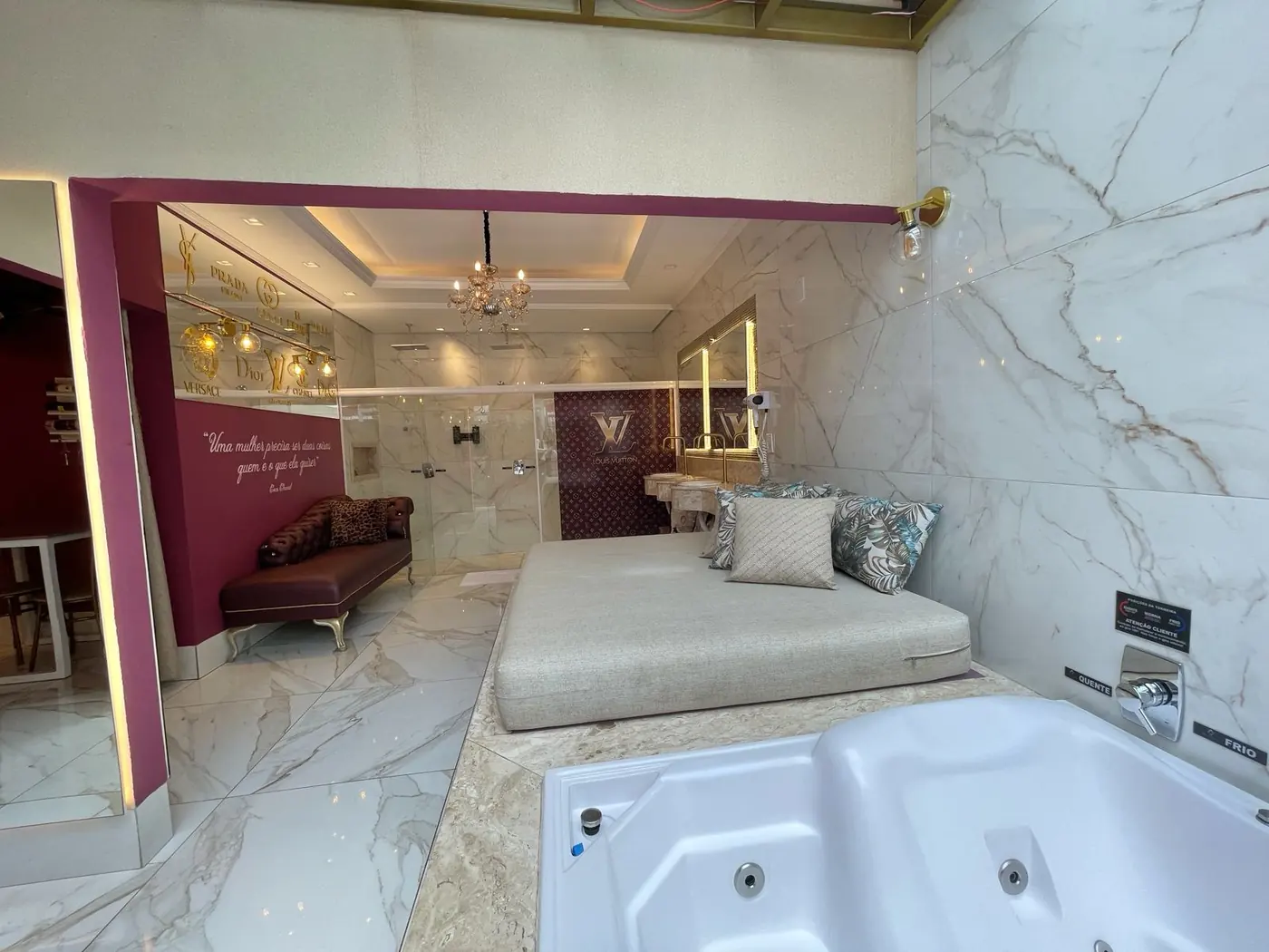 Suíte Temática Paris com decoração sofisticada