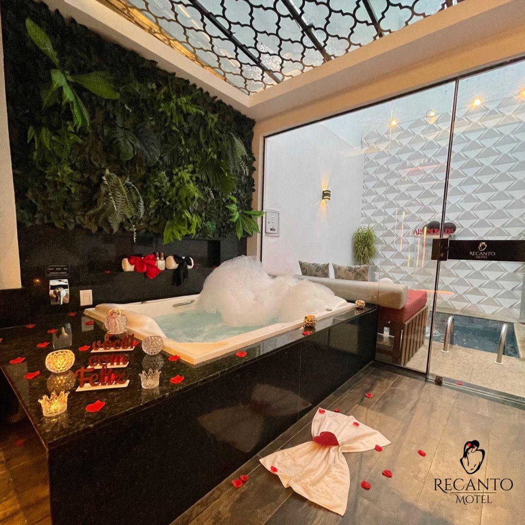 Suíte Temática 50 Tons Mais Escuros com hidromassagem e decoração especial