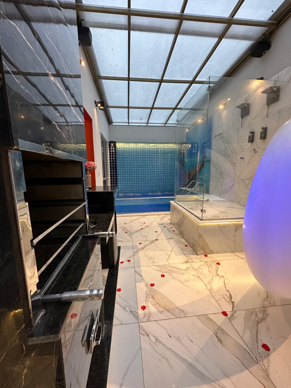 Suíte 50 Tons de Liberdade Club com piscina, hidro e ambiente privativo